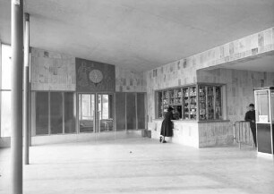 Lauffen/Neckar Empfangsgebäude Wartehalle Fahrkartenausgabe Sperre Reisende Bahnbediensteter