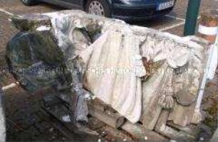 Fragment einer Zeughaus-Bauplastik: Gewandpartie mit Quasten aus der ......-Gruppe (Dachbalustrade, .....seite) ???