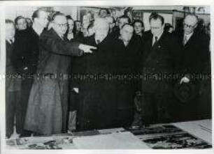 Wilhelm Pieck und Otto Grotewohl besuchen eine Ausstellung über das Leben polnischer Arbeiter