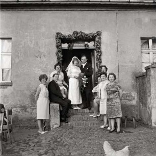 Hochzeitspaar im Eingang eines ländlichen Hauses