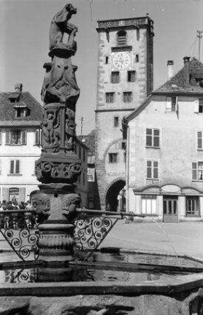 Rappoltsweiler, Ribeauvillé: Marktplatz mit Metzgerturm, Vordergrund Brunnen