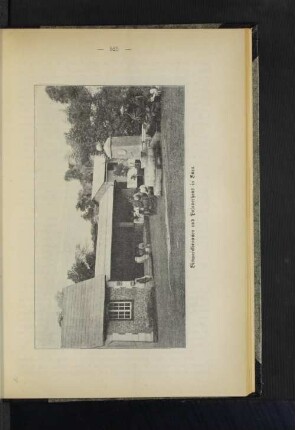 Bismarckbrunngen und Palaverhaus in Buea.