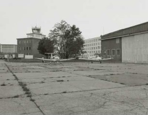 Tower : Verkehrslandeplatz (ehemaliger Militärflugplatz). Tower (um 1960) und Rollbahn mit zwei Sportflugzeugen für Rundflüge