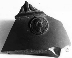 Glockenbruchstück mit römischer Münze : Glockenbruchstück mit römischer Münze. Bronze. Seligenstadt (Kreis Offenbach), Landschaftsmuseum