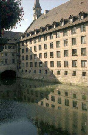 Nürnberg: Heiliggeistspital, Rückfront mit Spiegelung