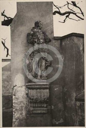Denkmal am Schloss Heinrichau