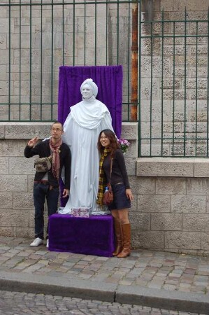 Straßenpantomime und japanische Touristen, Montmartre