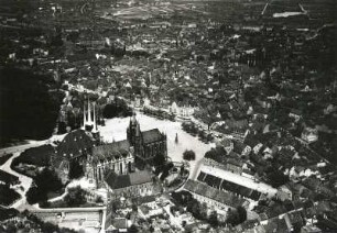 Erfurt. Stadtzentrum mit Domhügel mit Dom und Severikirche und Domplatz. Luftbild-Schrägaufnahme von Nordosten