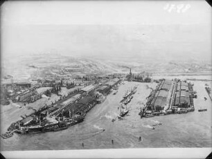 Hamburg, Hafen, Kaianlagen der Hamburg-Amerika-Linie: Kaiser-Wilhelm-Hafen von Nordwesten, links Kuhwerderhafen
