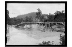 Zweibogige Brücke : Südthailand. Fahrbahn der zweibogigen Betonbrücke im Bau bei Hochwasser, 1912/1913
