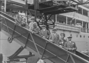 Expeditionsmitglieder auf der Landungsbrücke : Expeditionsleiter Hans Schomburgk mit Expeditionsmitglieder auf der Landungsbrücke