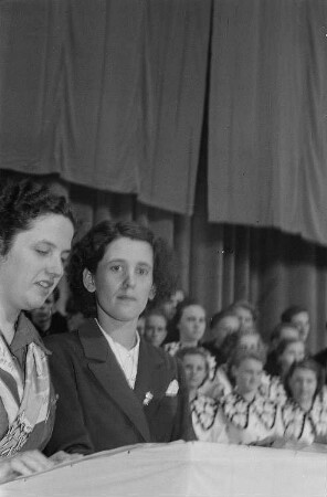 Kulturveranstaltung anlässlich des Internationalen Mädchentags : Teilnehmerin der Veranstaltung während einer Rede, neben ihr stehend Raymonde Dien (rechts)
