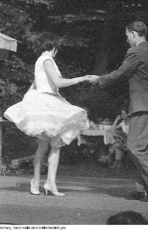Dresden, Großer Garten?. Tanzvergnügen auf Bühne im Biergarten, 1964