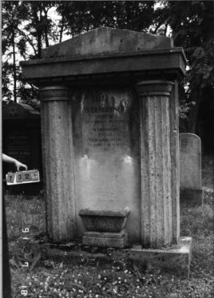Grabstein 1321 [Hahn S. 48 Grab-Nr. 1753/54]
