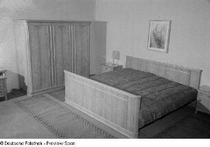Schlafzimmerausstattung (Kleiderschrank, Doppelbett)
