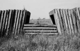 Landschaft mit vergessenen DDR-Plattenbau-Elementen