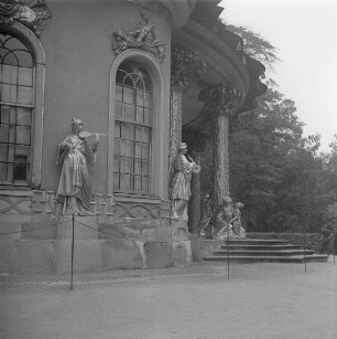 Park Sanssouci. Chinesisches Teehaus : Potsdam, Park Sanssouci. Chinesisches Teehaus (1754-1756; Johann Gottfried Büring). Südwest-Kabinett mit Statuen Gambenspielerin und Hornbläser (1755/1756; G. Heymüller) sowie Gruppe Ananas essender Chinesen (1755/1756; Gottlieb Heymüller). Sandstein, vergoldet