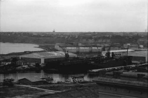 Constanta: Blick vom Getreidespeicher auf die Werften