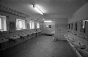 Gernsbach: 1. Papiermacherschule in der Gewerbeschule; Internat für Papiermacher Anlernlinge, Waschraum