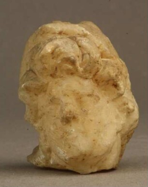 Bruchstück einer etruskischen Aschenurne: Kopf mit Mütze