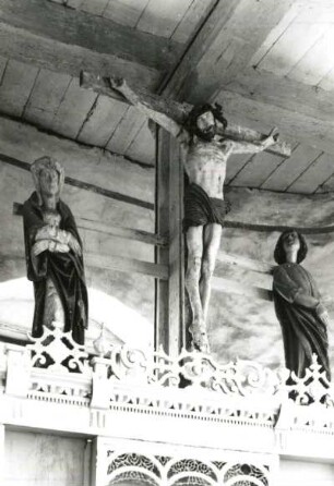 Kreuzigungsgruppe : Karbow-Vietlübbe. Dorfkirche. Altaraufsatz. Holz, geschnitzt, farbig gefaßt