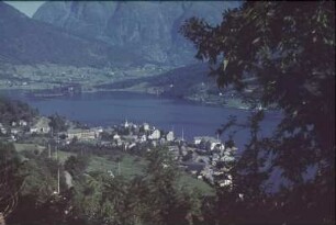 Reisefotos Norwegen. Teilansicht eines Ortes mit Kirche an einem Fjord