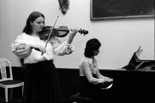 Freiburg: Kaufhaussaal; Konzert zum italienischen Nationalfeiertag; J. Minella Beaumont (Violine) und Rosabianca Rachel (Klavier)