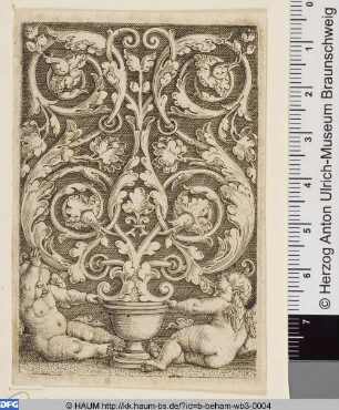 Ornament mit zwei Genien am Fuss einer Vase