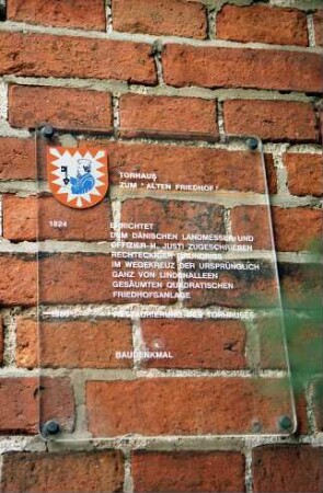 Torhaus zum "Alten Friedhof": Hinweisschild