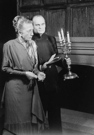 Szenenbilder aus dem Drama "Ein Inspektor kommt" von John Bonyton Priestley im Theater am Schiffbauerdamm Berlin : Szene mit Alfred Schieske als Inspektor Goole