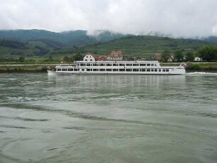 Donauabschnitt in der Wachau - Ausflugsschiff : Ein Ausflugsschiff fährt stromaufwärts. Aufgenommen am 12. Juni 2011 in der Wachau