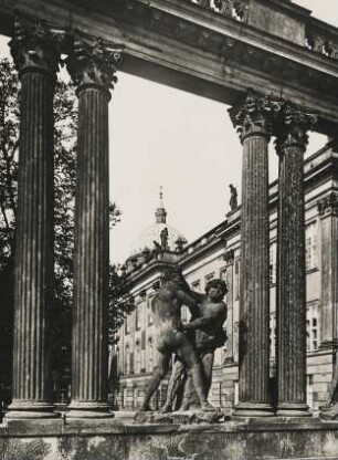 Potsdam. Lustgarten. Ansicht der 1745/46 errichteten Ringerkolonnade am Potsdamer Stadtschloss. Im Hintergrund die Kuppel der St. Nikolaikirche