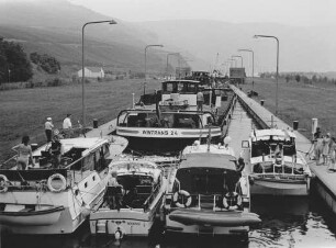 Voll besetzte Schleuse Detzem/Mosel