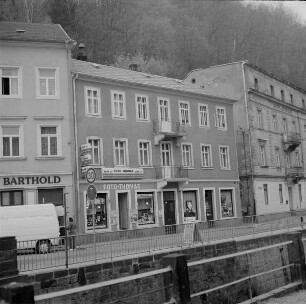 Wohnhaus mit Läden