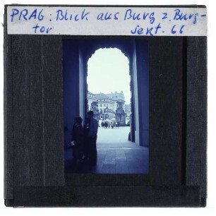 Prag, Hradschin (Burg) : Blick vom Matthiastor auf das Westtor und den Hradschiner-Platz