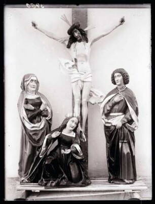 Kirche; Kreuzigungsgruppe aussen am Chor
