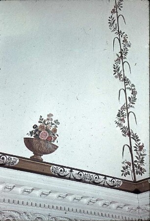 Putten mit antiken Vasen, florale Motive und Darstellung der Göttin Flora mit Begleitern
