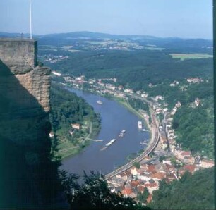 Elbe und Stadt, links sogenannte "Königsnase" : Königstein (Sächsische Schweiz). Elbe und Stadt, links sogenannte "Königsnase". Blick von der Festung nach Nordost