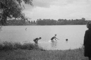 Schulentlassung von Abiturientinnen : Abiturientinnen beim Baden in einem See