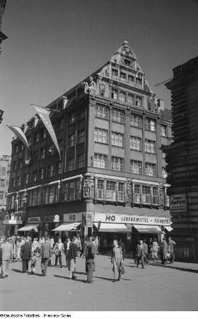 Passanten vor dem Stentzlers Hof in der Petersstraße, Herbstmesse 1953