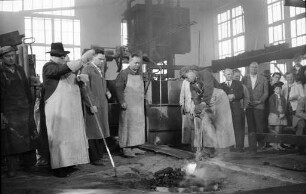 Glockenfabrikation, vermutlich bei der Glockengießerei Gebrüder Bachert.