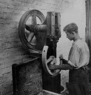 Spezialmaschinen zum Eindrücken der Speichen in den Felgen : Technikgeschichte | Maschinenbau | Verkehrswesen | Autowesen | Deutsche Autofabrikation, Fliessarbeit