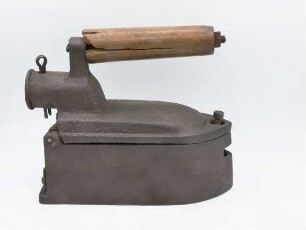 Kleines Kohlebügeleisen mit rückwärts gerichtetem Kamin