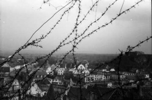 Breisach: Blick auf Breisach, vom Münster, durch Stacheldraht