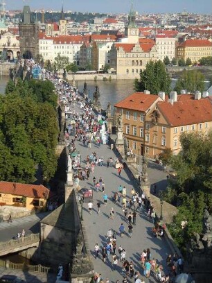 Prag - Karlsbrücke : Blick auf die Karlsbrücke vom Kleinseiter Brückenturm. Aufgenommen am 27. Juli 2011 in Prag