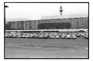 Palast der Republik mit Parkplatz