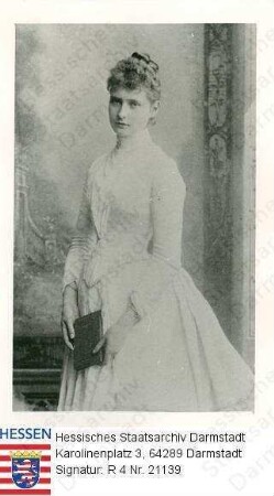 Alexandra Fjodorowna Zarin v. Russland geb. Prinzessin Alix v. Hessen und bei Rhein (1872-1918) / Porträt, in Raum stehend, Kniestück