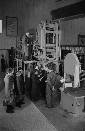 Messebesucher in der Ausstellungshalle für Holzbearbeitungmaschinen