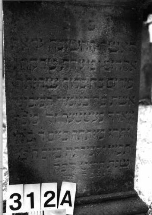 Grabstein 312 (Index: 100085232) Maße HxBxT: 123x55x43 cm Beschreibung: Stele, profilierter Sockel, mit Volutenaufsatz, Rundbogenfries, Schrift eingetieft: Grabstein 312A