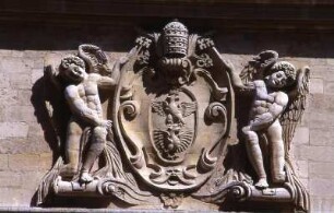 Avignon - Wappen am Gebäude der Papst-Münze : Steinwappen am Gebäude der Papst-Münze. Aufgenommen 2001 in Avignon